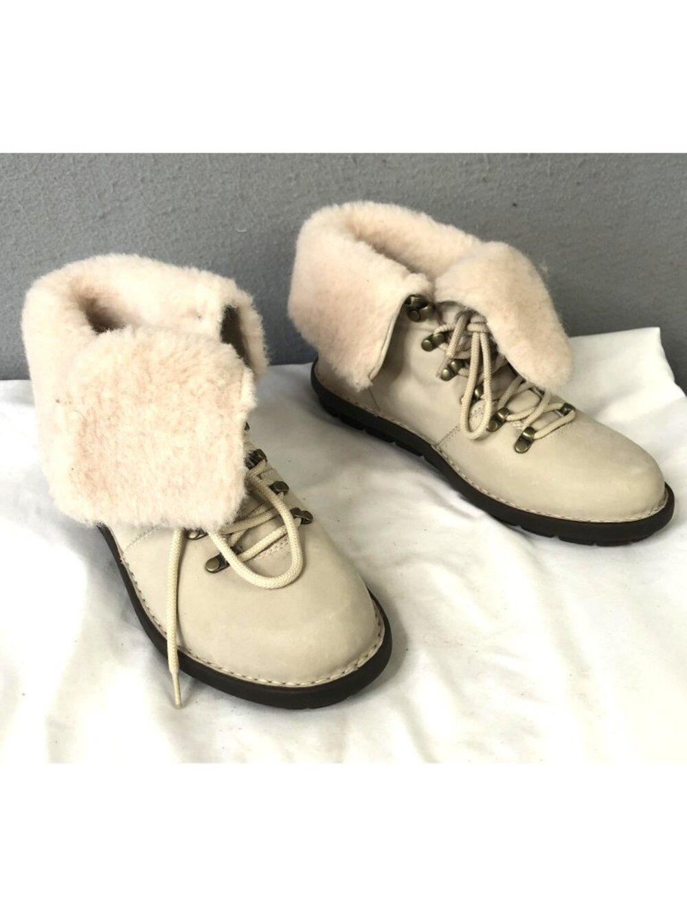 Born Boots Womens Size 7 Beige Leather Shearling Ankle Hiking Winter Boho Chunky